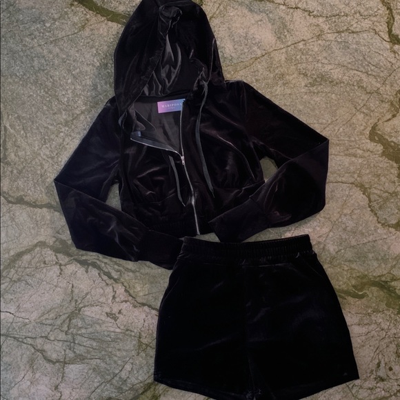 mariposa | velvet two piece short set - Picture 2 of 8